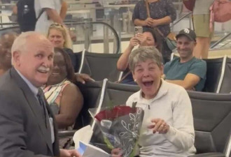 泪目！78岁爷爷向79岁“高中暗恋女孩”求婚