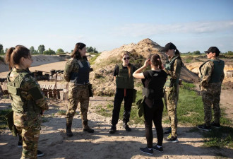 6万名乌女兵在俄乌冲突中作战，缺少装备和必需品