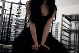 李咏21岁女儿首次公开活动 黑色露背裙身材优越