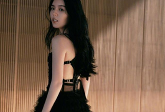 李咏21岁女儿首次公开活动 黑色露背裙身材优越