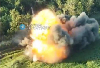 俄装甲车压中地雷 爆炸火烟冲天零件喷飞