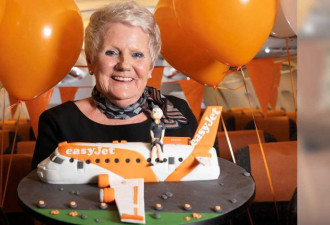 “别害怕！”53岁当上空姐，73岁她仍在职