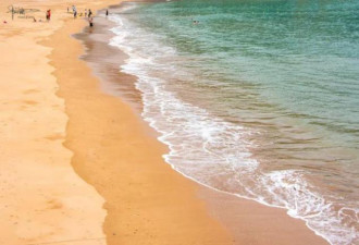 枸杞岛最大的沙滩自然风光秀美 海水泛着翡翠蓝