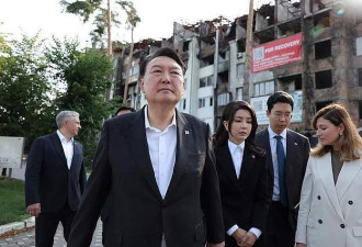 韩国总统尹锡悦突访乌克兰，夫人抢风头