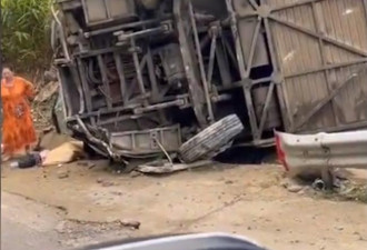 多图：中国游客旅游大巴翻侧 已致4死8伤