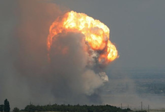俄军事基地爆炸巨大火球冲天 持续数小时