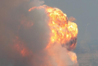 俄军事基地爆炸巨大火球冲天 持续数小时