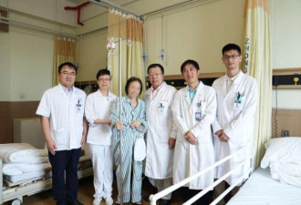 华裔女子回国求医 医生切除其50斤大肿瘤