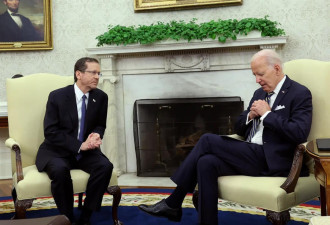 拜登和以总统会谈 常盯腿上记事卡念稿 对方无语看镜头