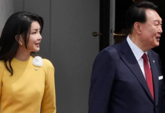 韩国首例：总统尹锡悦岳母出事了，当庭被捕