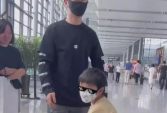 黄晓明带6岁儿子现身机场 正面照好像Angelababy