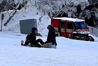 谢霆锋墨尔本滑雪画面：蹲在雪地上教儿子Lucas，合影时摘掉面罩