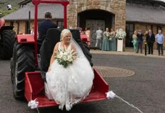 硬核！新娘开拖拉机前往婚礼现场...