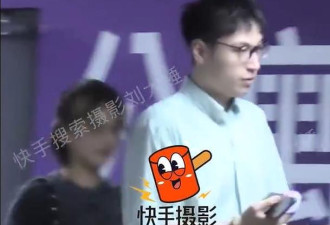 王九龙与女友一起逛街 交往多年感情稳定