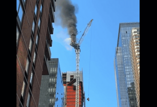 突发：曼哈顿高层建筑起重吊臂起火坠落 6人轻伤