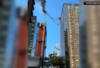 纽约曼哈顿吊车高空起火后倒塌 视频曝光场面吓人