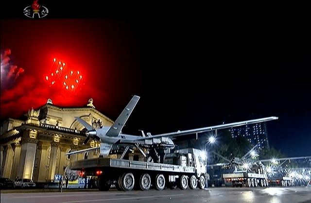 朝鲜深夜大阅兵金正恩突放飞“全球鹰”？_无忧资讯