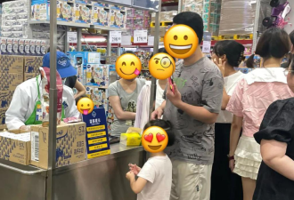 中国大学生涌入超市 拿小纸杯混吃混喝