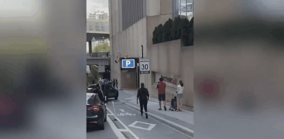 视频疯传！汽车在多伦多市中心故意冲撞行人和车辆 一群人紧追