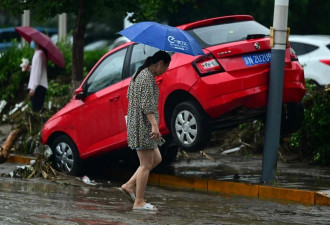 北京门头沟洪水已退：抛锚车辆横七竖八，泥泞不堪