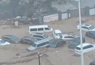 视频：北京暴雨门头沟区现场 ，河水暴涨汹涌翻滚