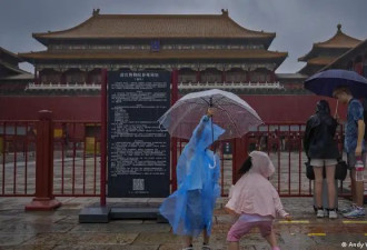 北京特大暴雨已致2死 数万人被转移