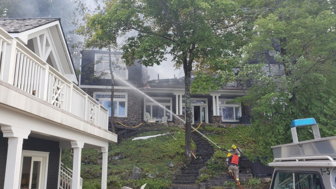 Crews battle a fire at a cottage near Port Carling, Ont. on Mon. July. 31, 2023 (Muskoka Lakes Fire Department/Facebook)