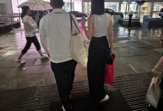 王石带妻女购物全程无交流，雨中撑伞只顾自己...