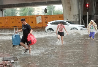 哈尔滨地下道大淹水 紧急停课停运