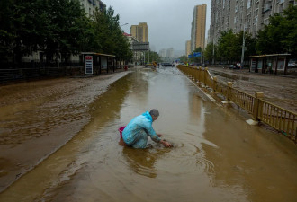 澡盆漂婴 黄水洗衣 排队领水 中国撒1.1亿京津冀救灾