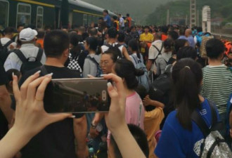 北京落坡岭76小时救援：暴雨致三辆列车2700人被困