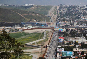 墨西哥称美墨边境“浮墙”发现尸体 得州边境政策再惹争议