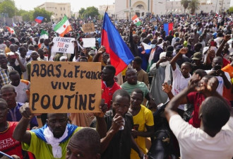 尼日尔示威者：打倒法国，俄罗斯和普京万岁
