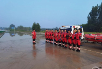 河北涿州洪水消退约一米 救援人员正运送物资