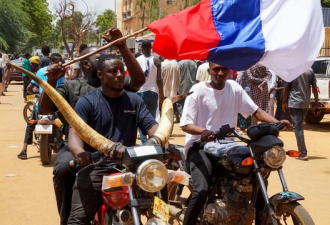 尼日尔政变的支持者 挥舞着俄罗斯的国旗