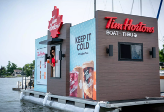 Tim Hortons“湖上漂浮”快闪店开业：这些冷饮完全免费！