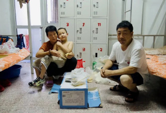 涿州洪水中 被救出的老人 女人 孩子和狗