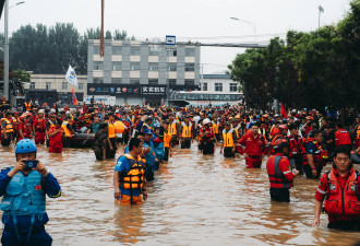 涿州两百多村民尚未脱险 有救援者花式自拍
