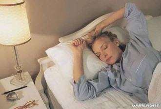 专家称投降式睡姿弊大于利 网友吵翻天
