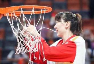 韩旭带领中国女篮在大运会夺冠却受质疑