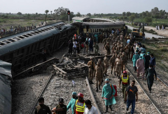 载逾千人火车出轨 至少30死 幸存者爬出表情超惊恐