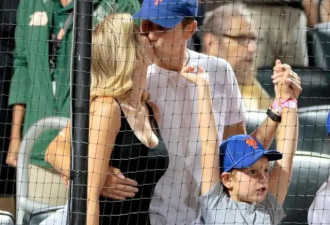 伊万卡带俩儿子观看棒球比赛 与丈夫亲吻