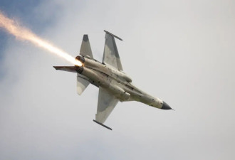 台空军清泉岗基地IDF战机空中引擎起火紧急降落