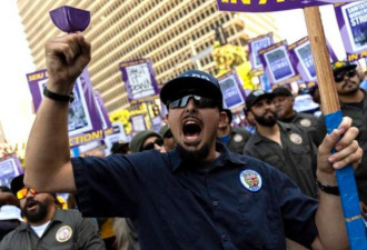 LA上万工人罢工首日：机场港口受影响 40年首次！