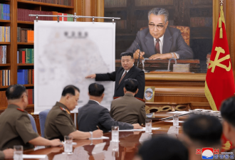 金正恩在地图前部署 韩联社：对着首尔附近和韩...