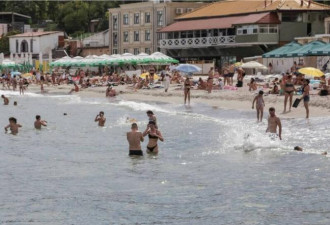 俄入侵17个月后敖德萨首度开放海滩 民众乐疯了