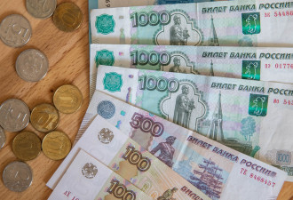 俄罗斯卢布兑美元跌破101 今年累计贬幅达30%