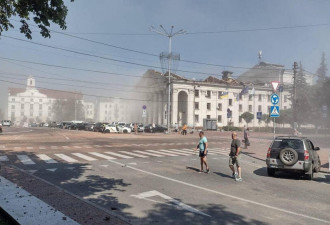 俄罗斯大白天袭击乌克兰切尔尼戈夫市区 死伤严重