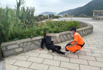 中国公务员游15公里“偷渡”上岸，再自首