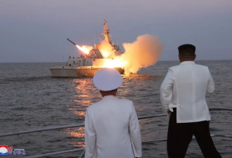 朝鲜领导人金正恩视察海军，观摩导弹发射训练